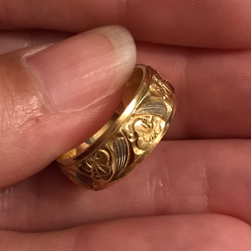 Woman’s Decorative Wedding Band